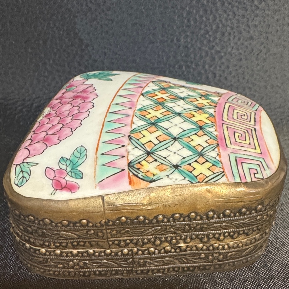 Vintage Chinese shard box  Ceramic Trinket hand painted - Picture 6 of 10